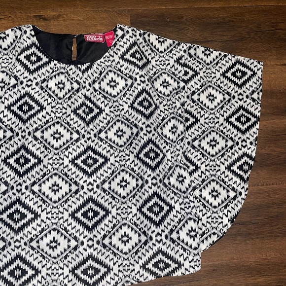 Red Ranch Cape - Picture 9 of 9